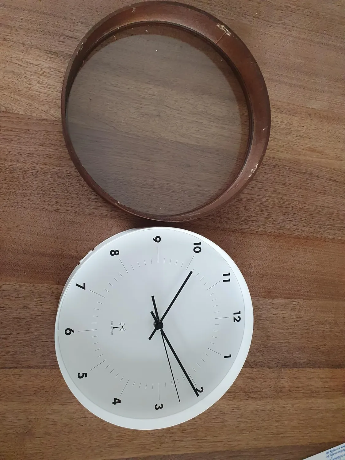 TFA Dostmann 98.1097 Funk-Wanduhr Holzrahmen analog