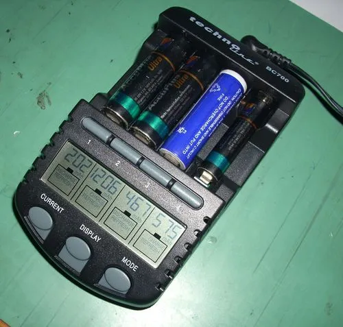 Technoline BC 700 Ladegerät AA AAA ohne Batterien LCD