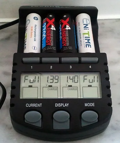 Technoline BC 700 Ladegerät AA AAA ohne Batterien LCD