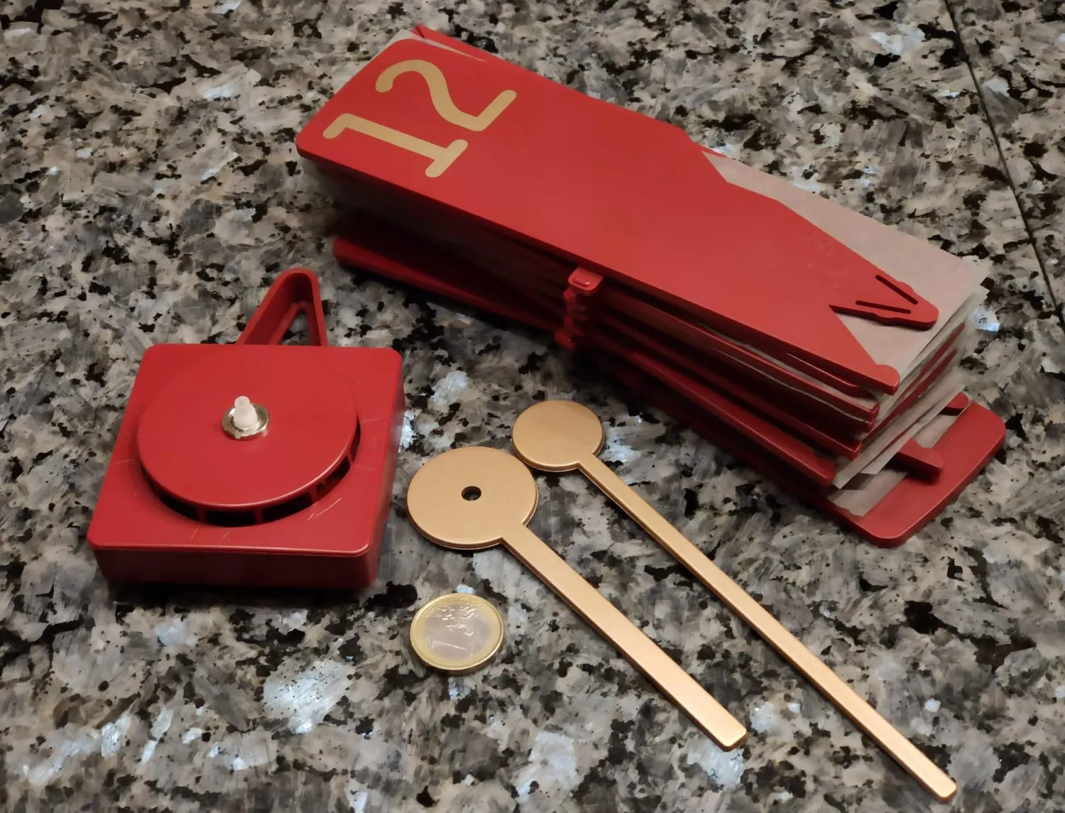 TFA Dostmann Clock in the Box Wanduhr rot 40 cm