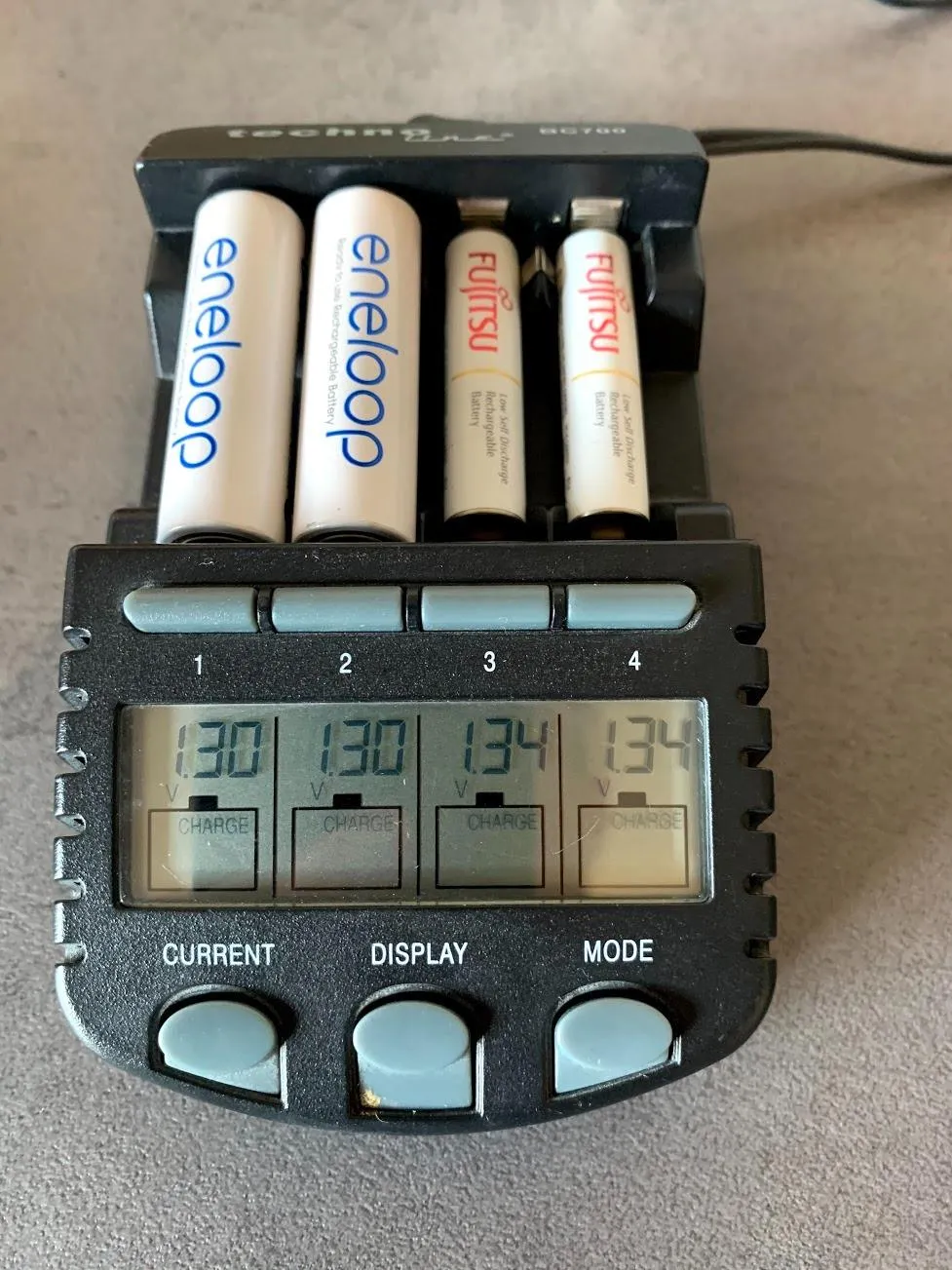 Technoline BC 700 Ladegerät AA AAA ohne Batterien LCD