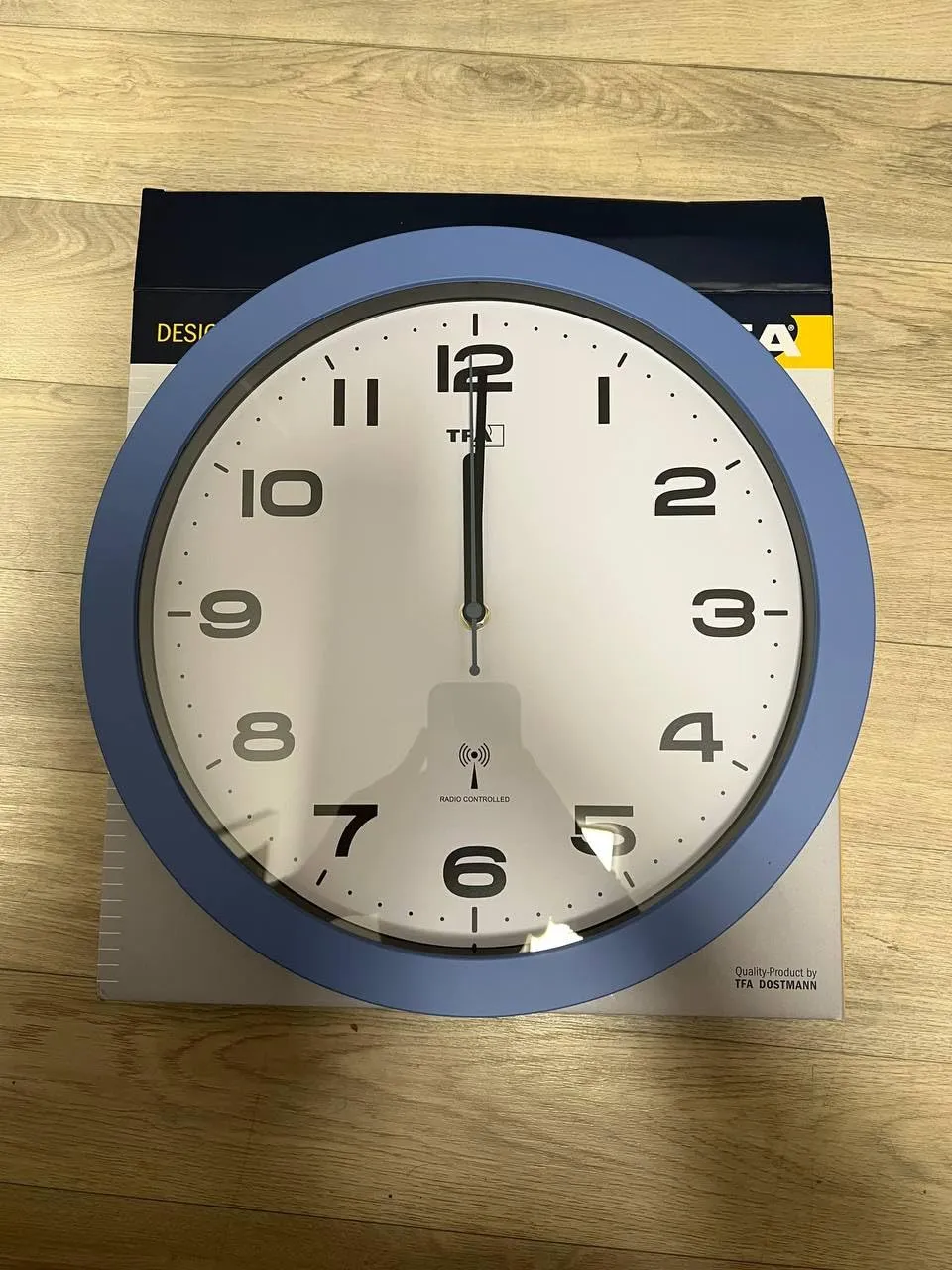 TFA Dostmann View 60.3554 Funk-Wanduhr 32cm blau Sweep
