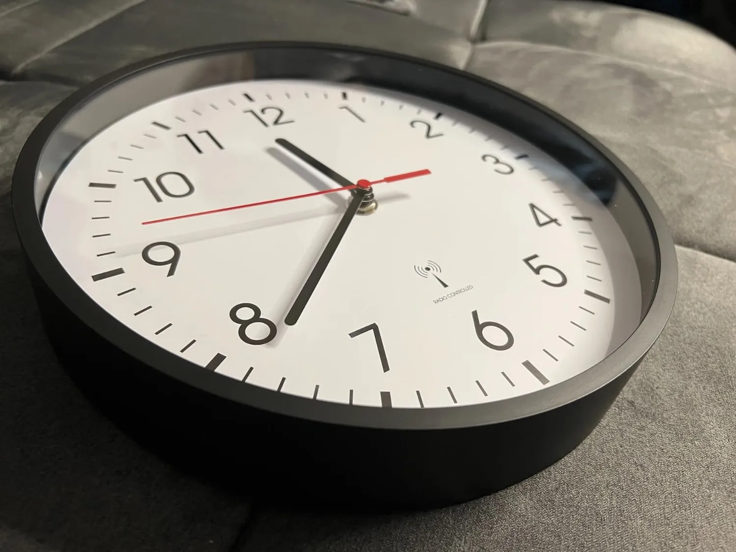 TFA Dostmann 60.3550.01 Funk-Wanduhr analog schwarz 245 mm