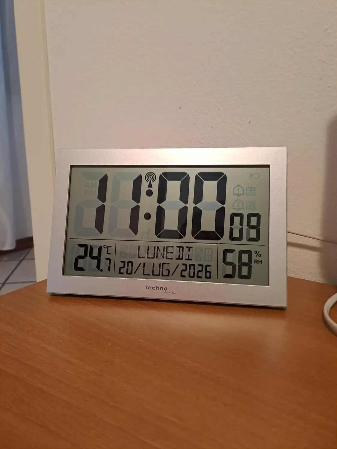 Technoline WS 8016 Funkwanduhr Silber mit Temperatur