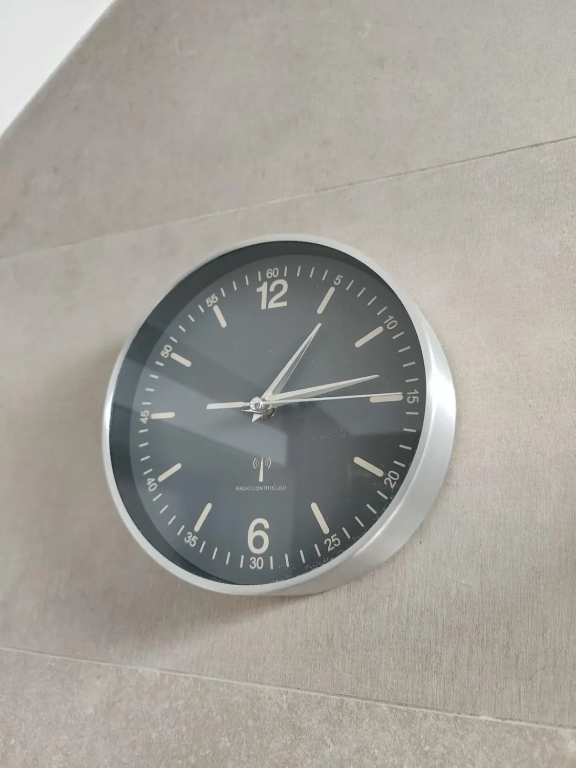 TFA Dostmann 60.3503.10 Funkwanduhr Grau Aluminium