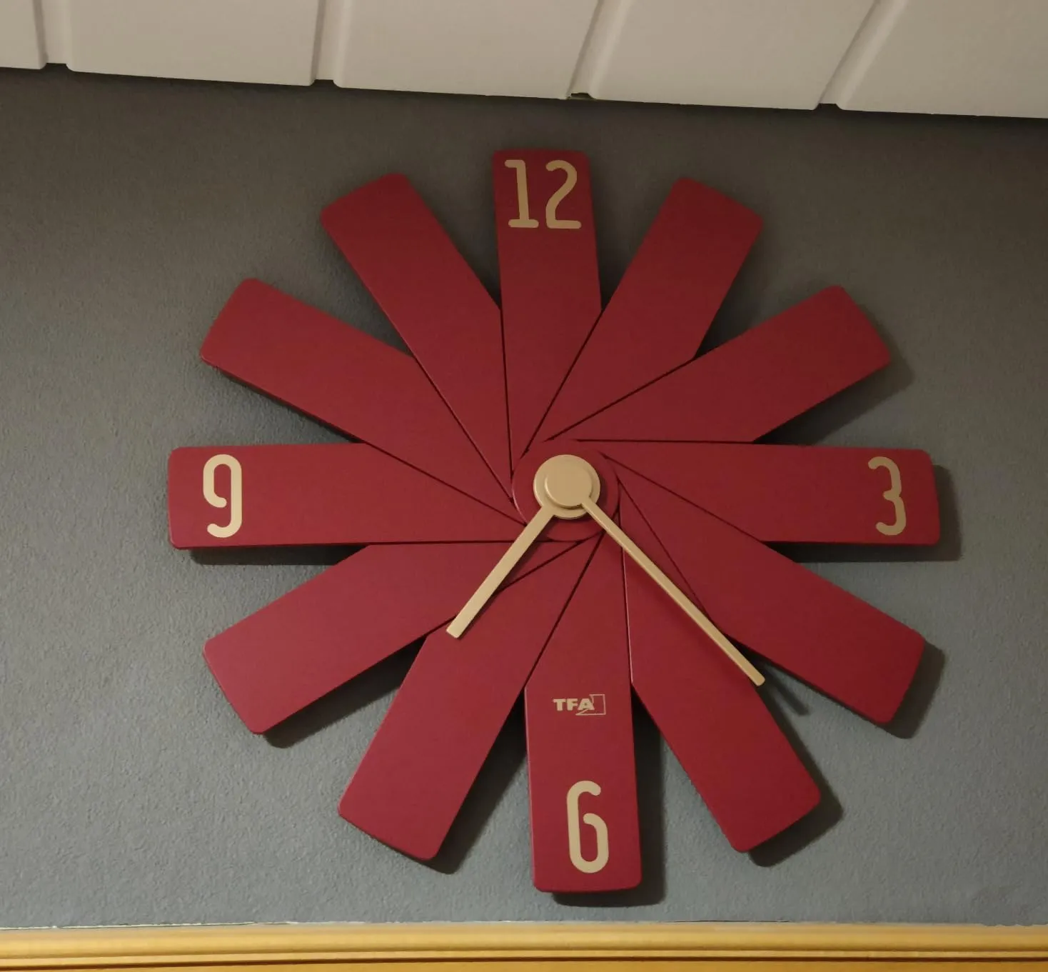 TFA Dostmann Clock in the Box Wanduhr rot 40 cm