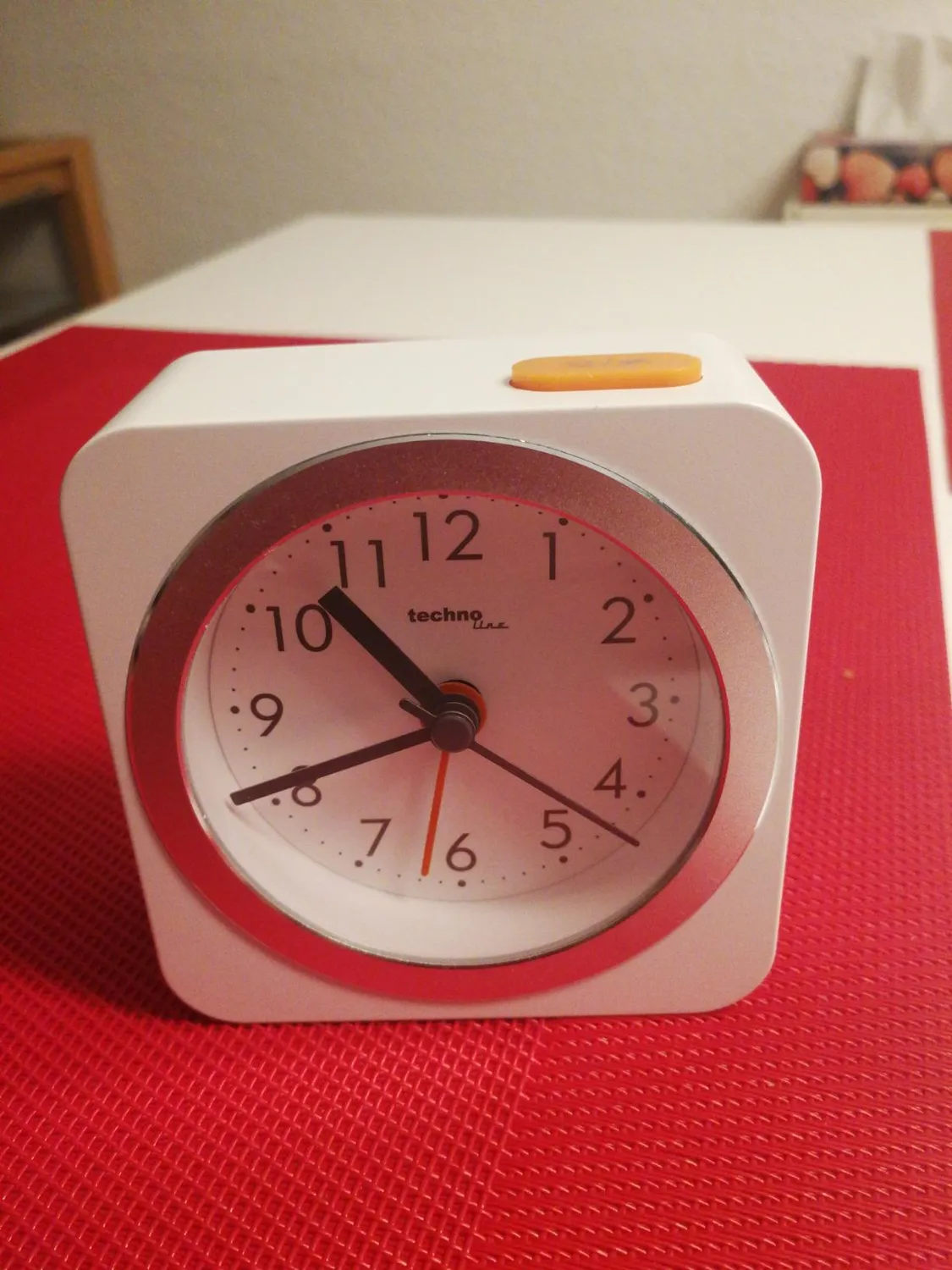Technoline Modell B Quarzwecker Weiß analog mit Licht