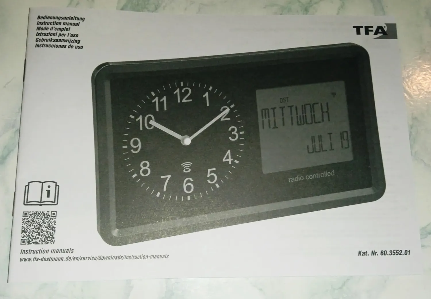 TFA Dostmann 60.3552.01 Funk-Tischuhr analog schwarz Kalender