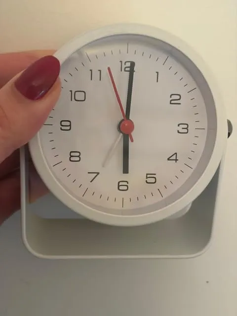 TFA Dostmann Design 60.1042.04 Wecker analog grün Metall
