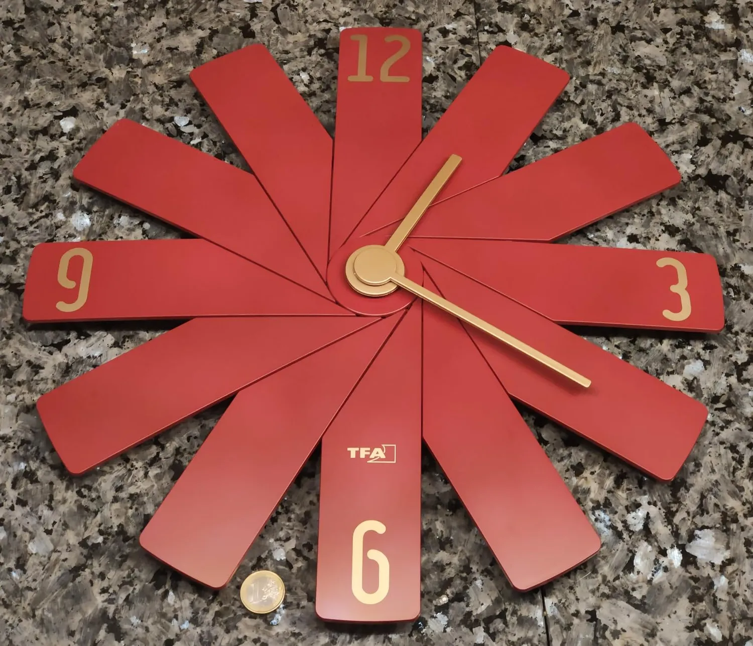 TFA Dostmann Clock in the Box Wanduhr rot 40 cm