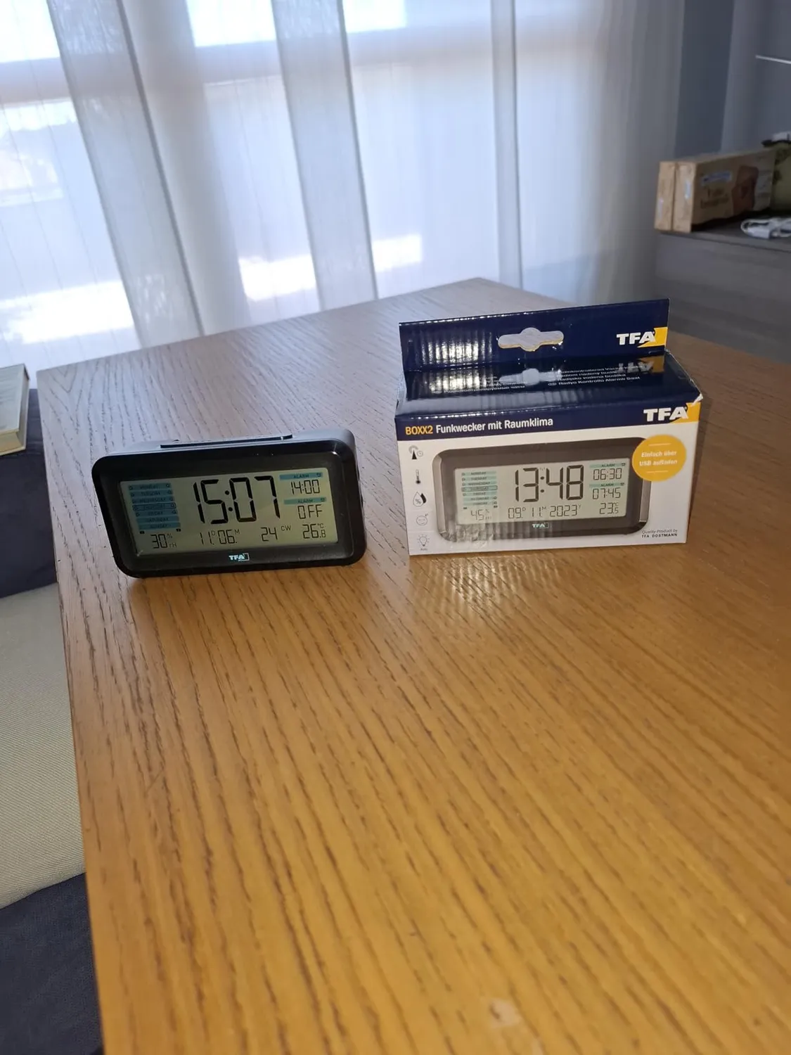 TFA Dostmann Boxx2 Funk-Wecker Englisches Display mit Akku