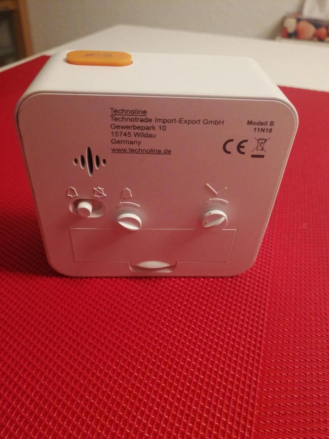 Technoline Modell B Quarzwecker Weiß analog mit Licht
