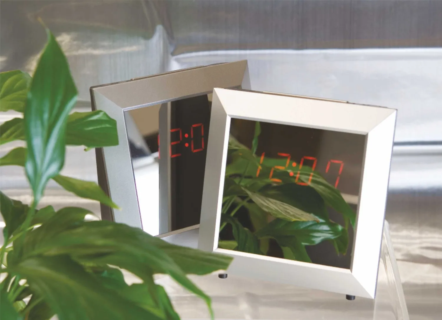 Technoline WQ 110 Quarzwecker silber mit Spiegeldisplay