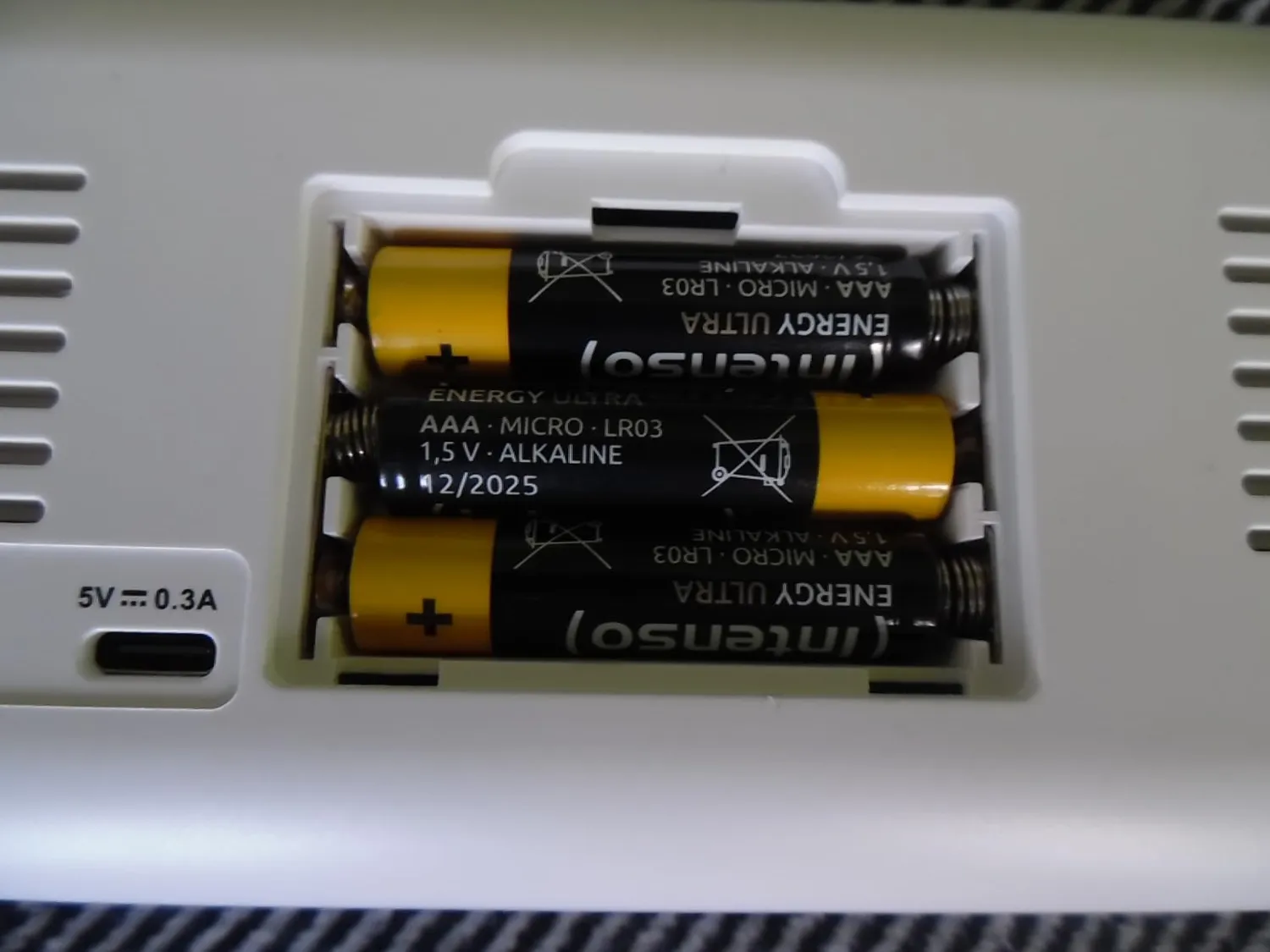 TFA Dostmann 60.2042.02 Digitalwecker grau-weiß dimmbar
