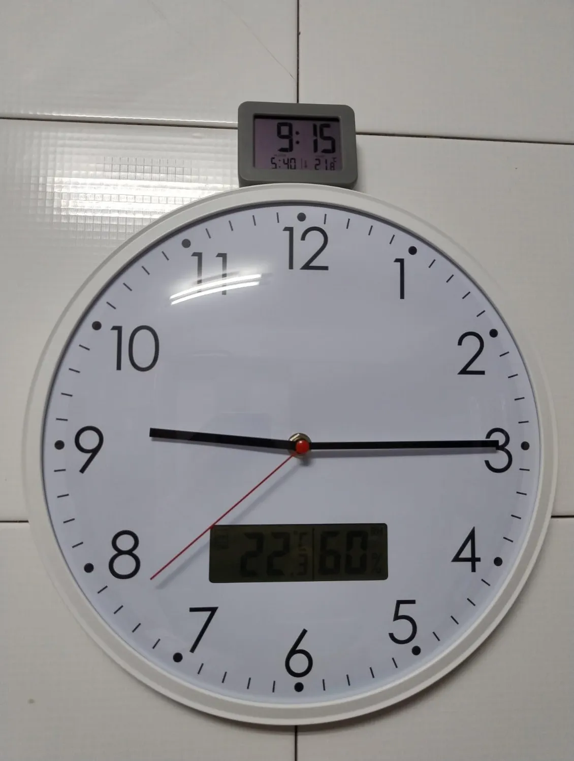 TFA Dostmann 60.3048.02 Wanduhr Thermo-Hygrometer weiß