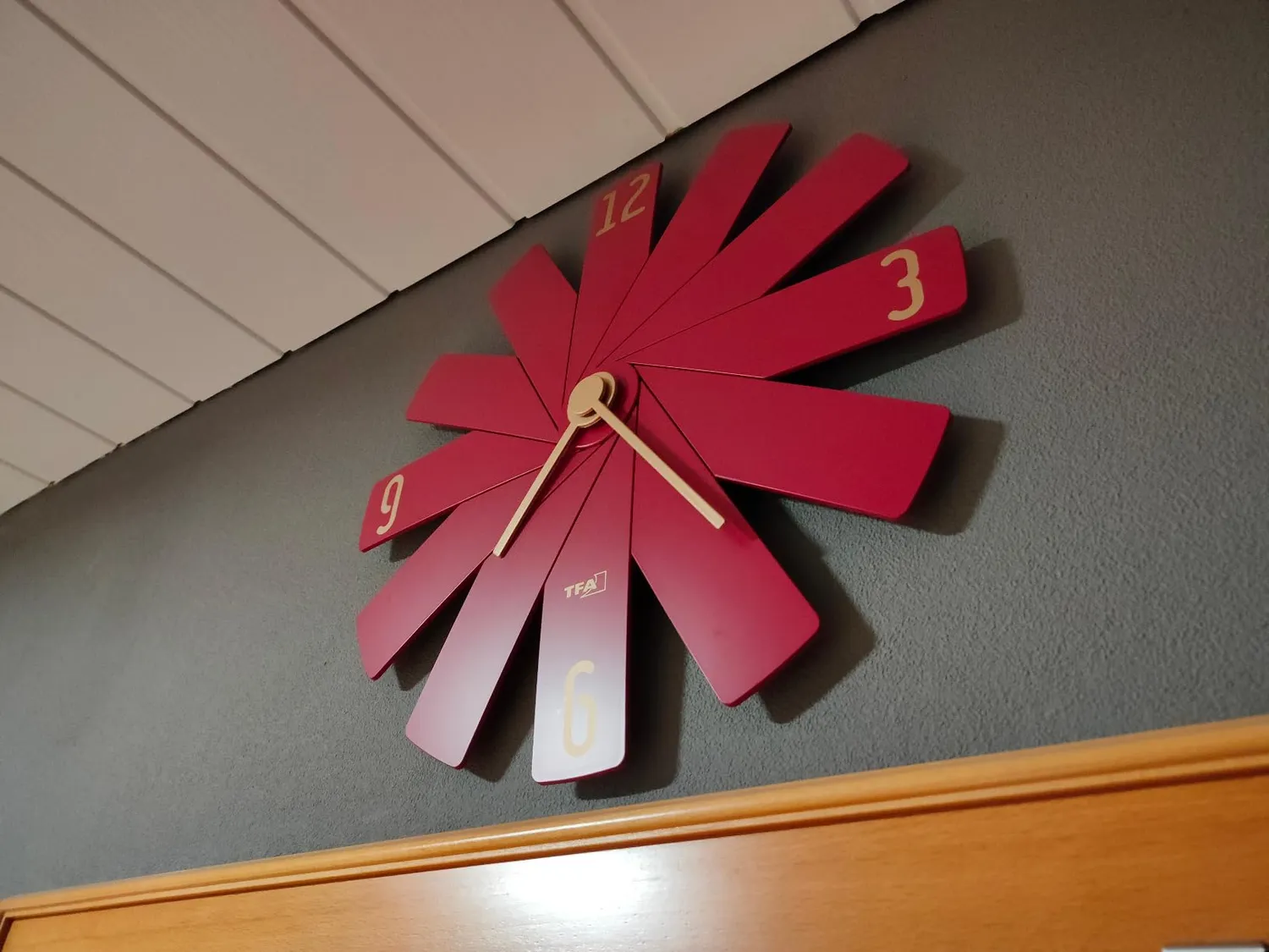 TFA Dostmann Clock in the Box Wanduhr rot 40 cm