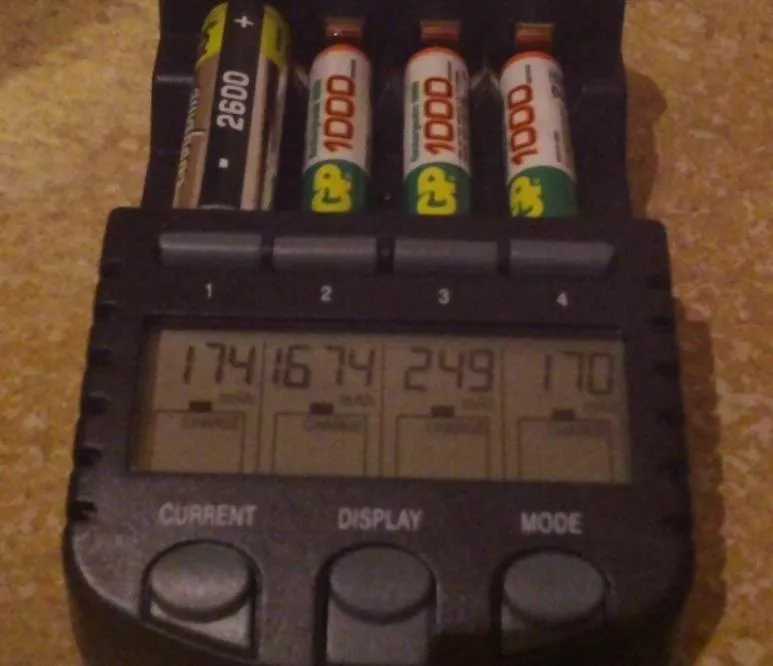 Technoline BC 700 Ladegerät AA AAA ohne Batterien LCD